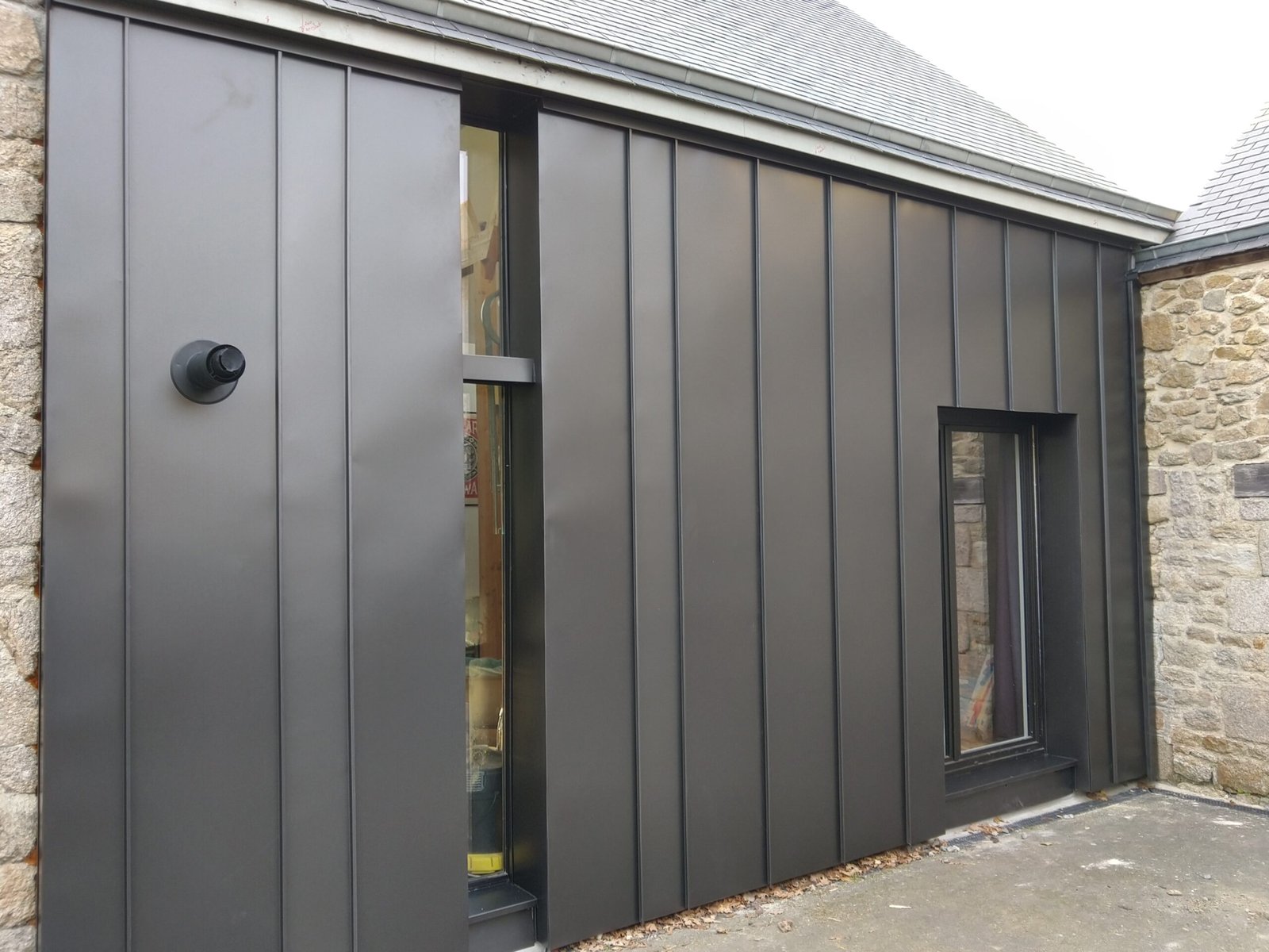 bardage aluminium vertical joint debout Dal'Alu façade maison Guadeloupe